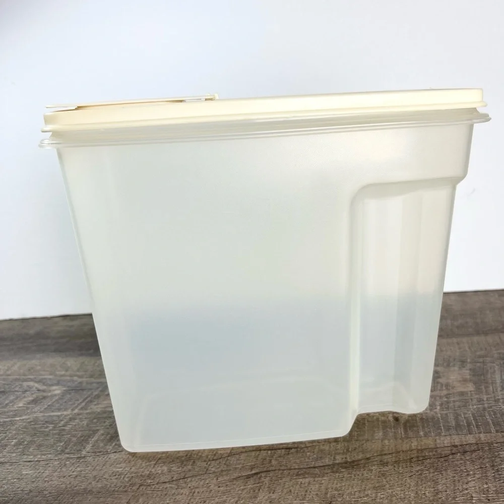Vintage Rubbermaid‎ cereal storage containers two sizes almond lids
